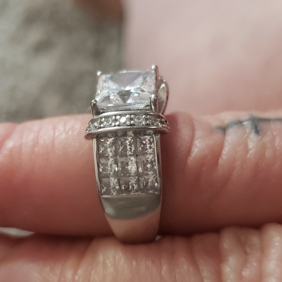 Ring - Picture 2 of 6